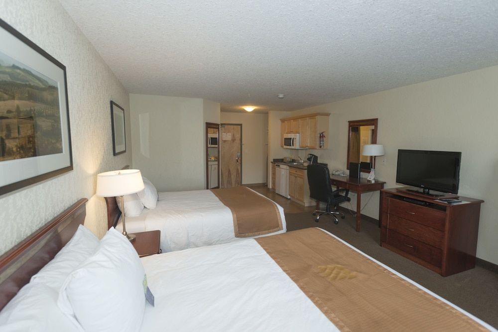 Lakeview Inns & Suites - Fort Nelson Deluxe Double Room, 2 Queen Beds, Kitchenette 10