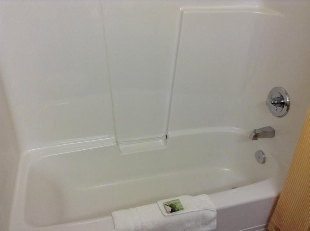 Lakeview Inns & Suites - Fort Nelson Executive Suite 5