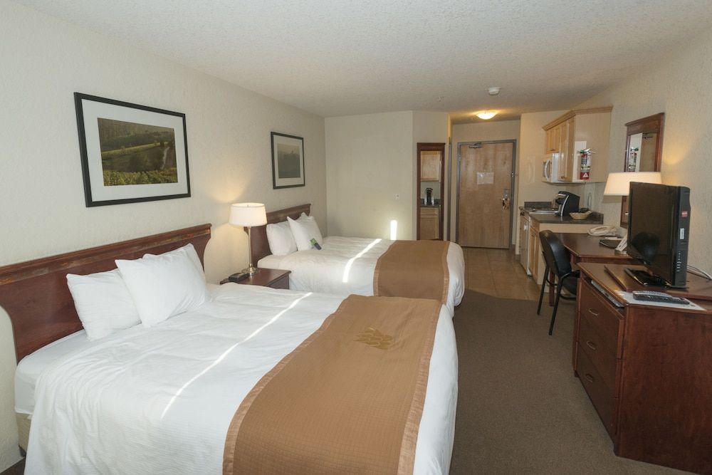 Lakeview Inns & Suites - Fort Nelson Double Room, 2 Queen Beds 5