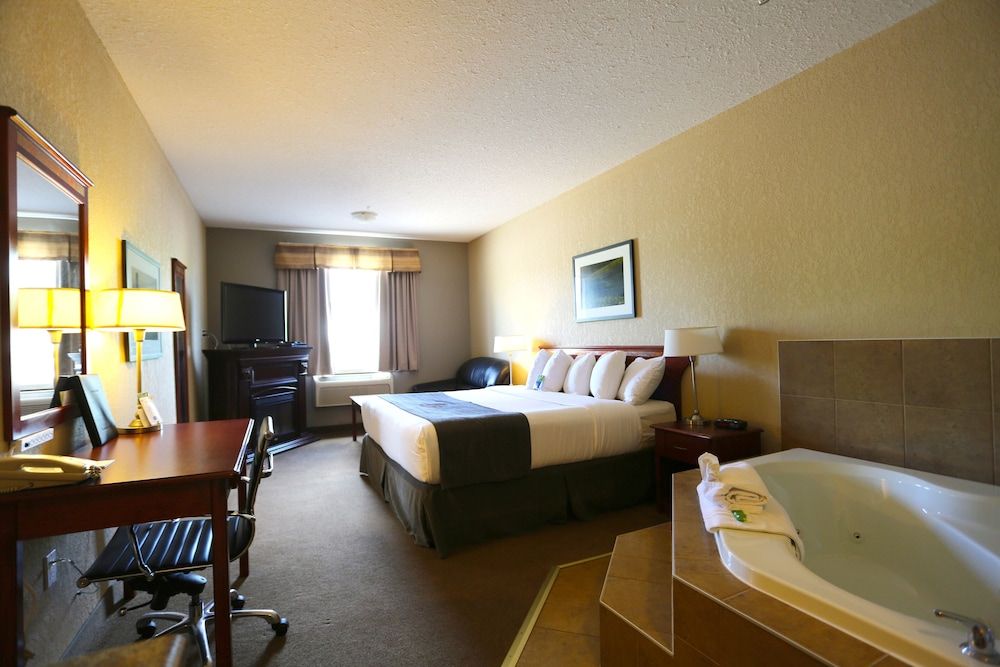 Lakeview Inns & Suites - Fort Nelson Executive Suite 2