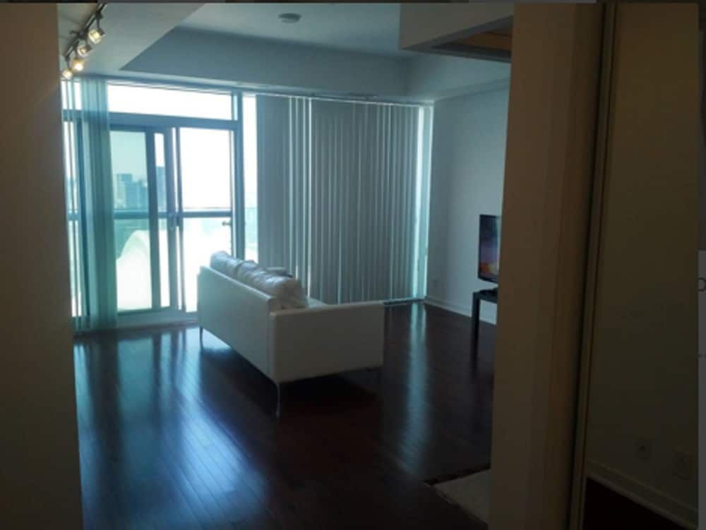 Trinity Suites - Condo on York Street I Comfort Condo, 1 Queen Bed 2