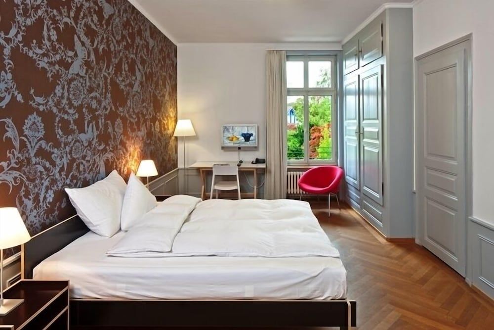 Retro-Budget room (WITH EXTENDED PRIVATE - BATH ACROSS THE FLOOR)