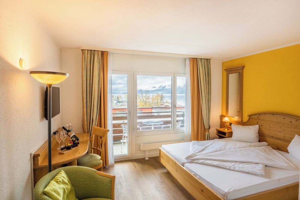 Hotel Brienz Double room lake side with balcony 3