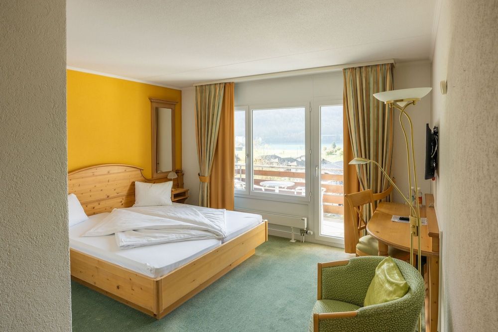 Hotel Brienz Double room lake side with balcony 4