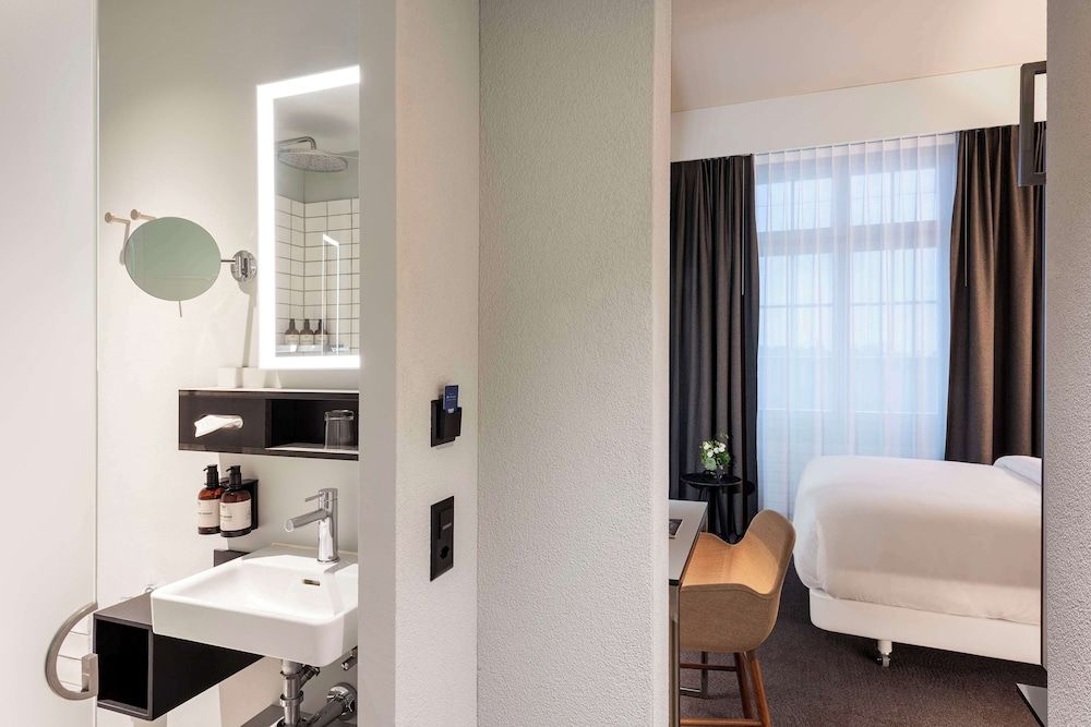 NH Bern The Bristol Standard Room 9