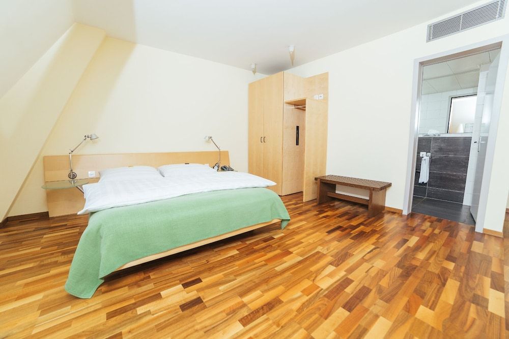 Royal Hotel Comfort Room 3