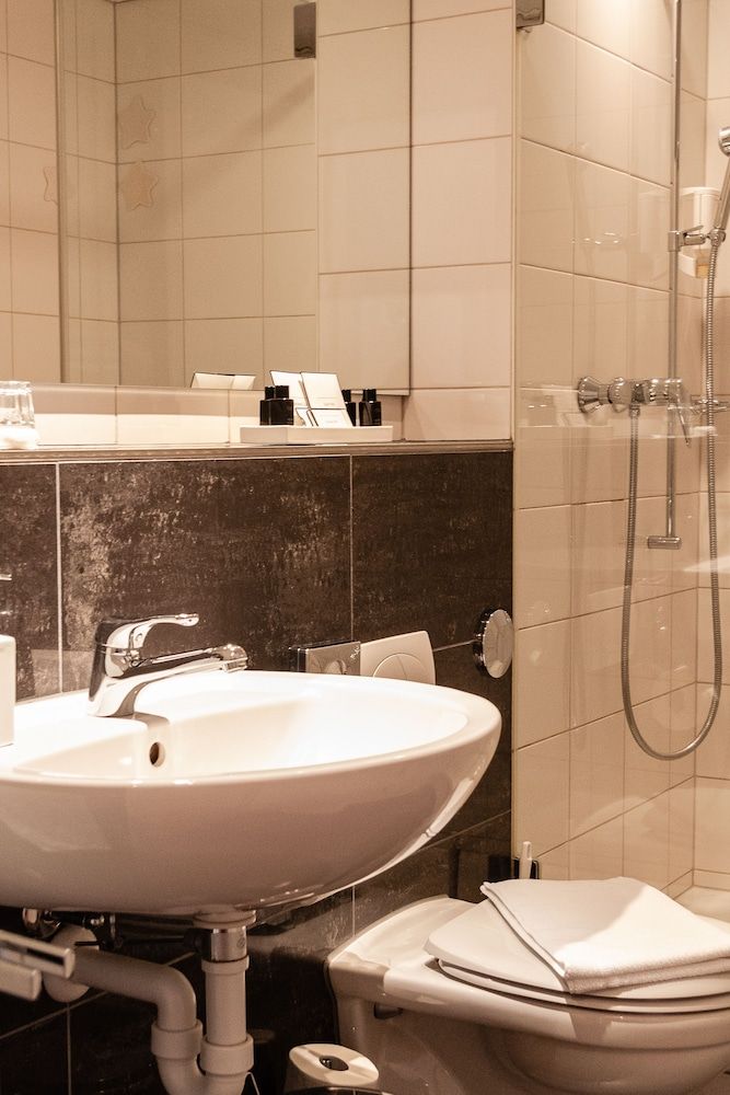 Royal Hotel Comfort Room 5