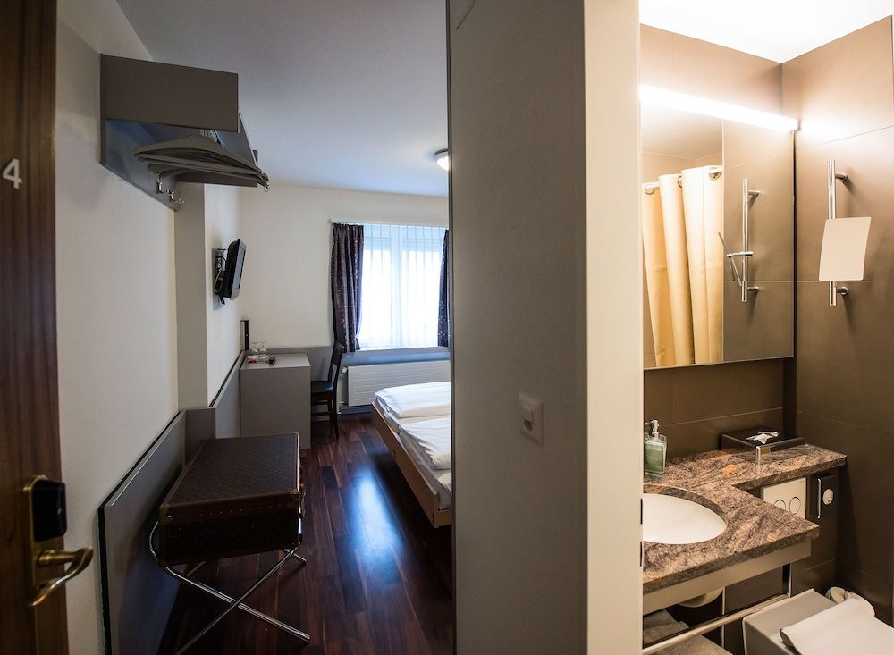 Alexander Guesthouse Economy Double Room 10