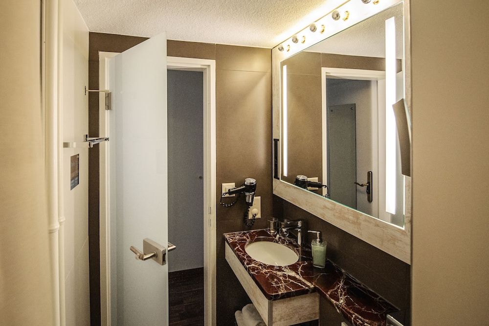 Alexander Guesthouse Economy Double Room 13