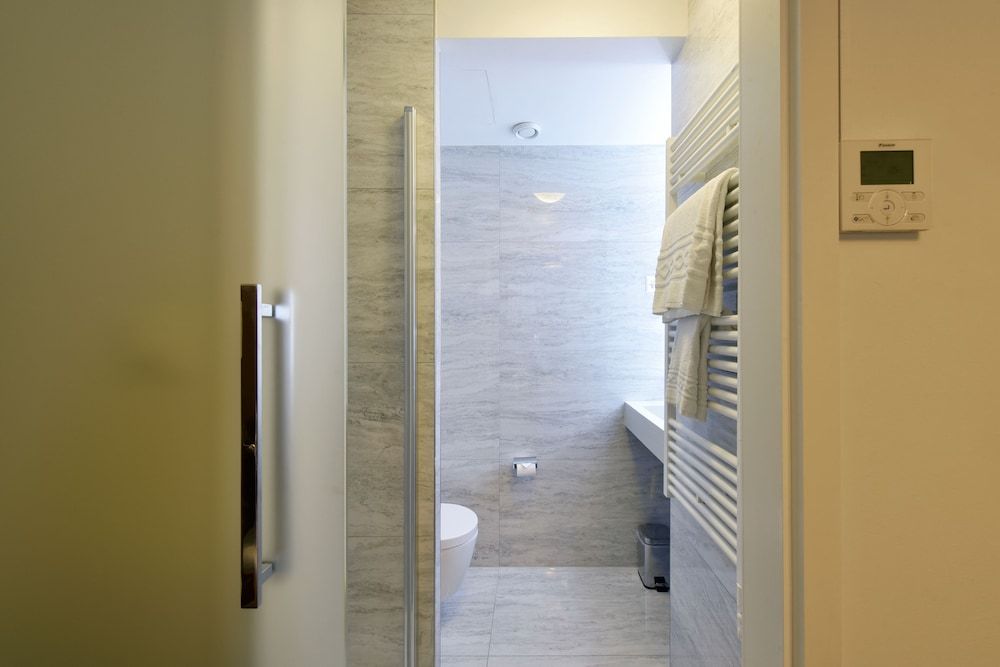 Hotel Rousseau Geneva Classic Twin Room 4