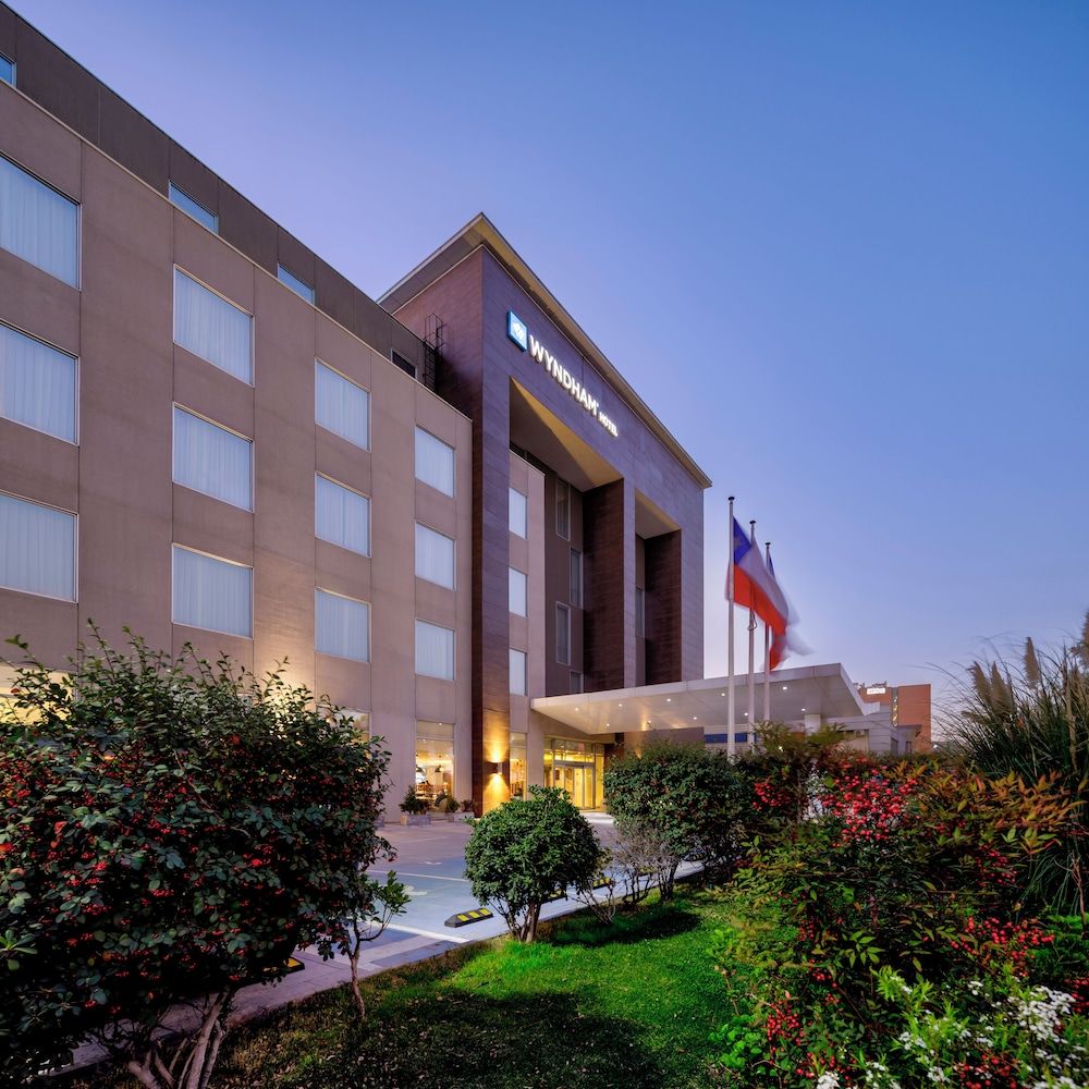 undefined Wyndham Santiago Aeropuerto 6