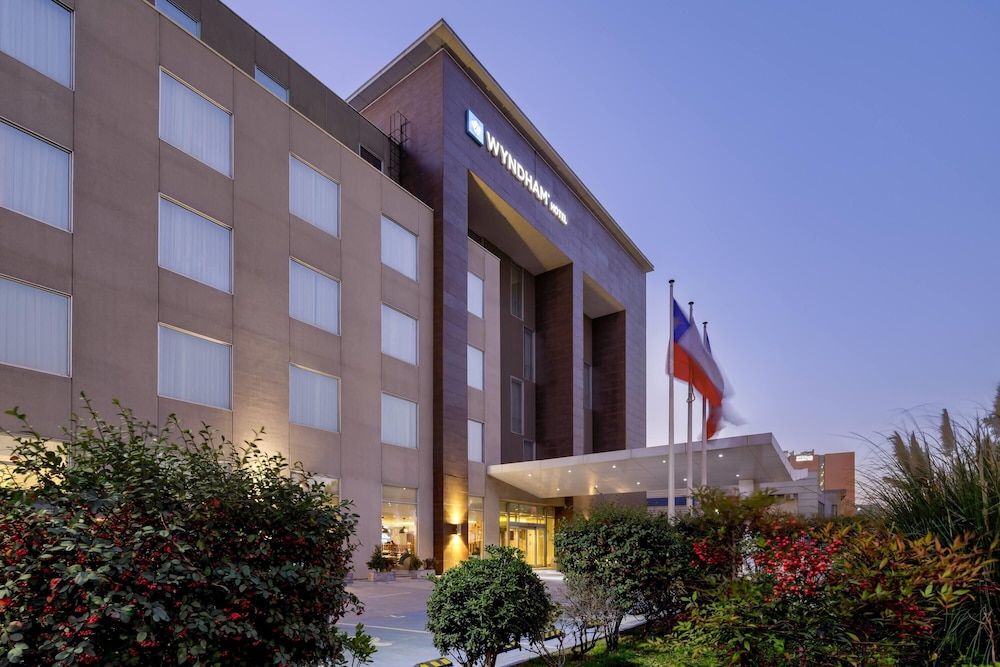 undefined Wyndham Santiago Aeropuerto 5