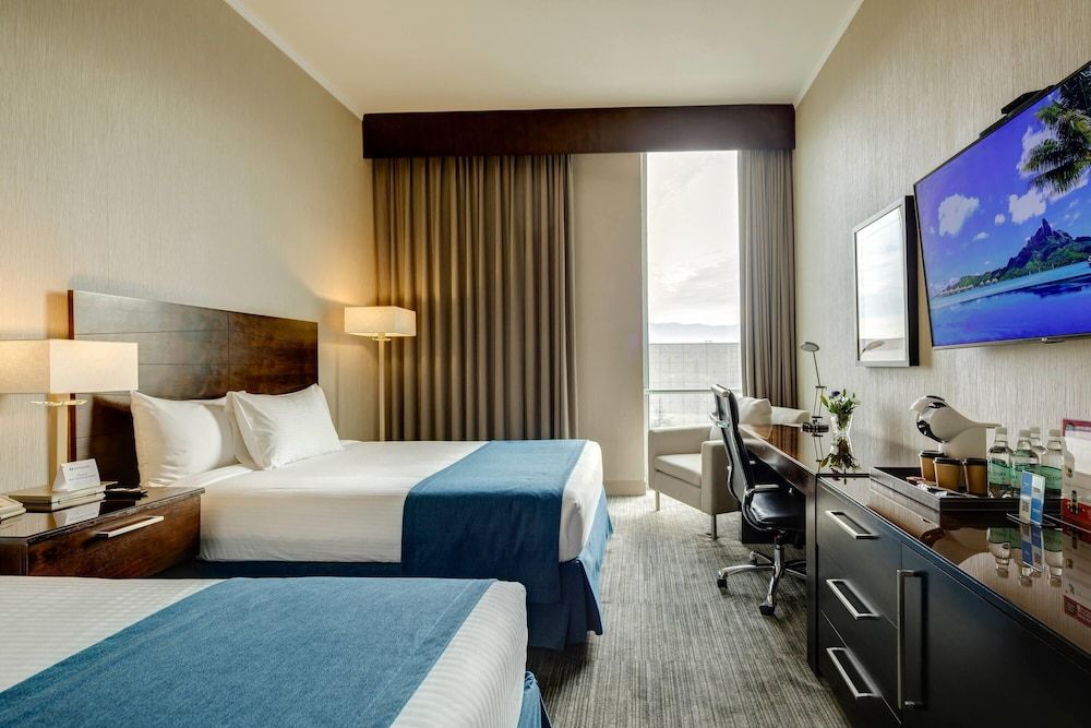 undefined Wyndham Santiago Aeropuerto 2