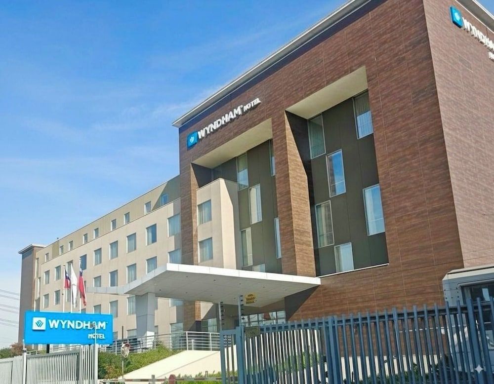 undefined Wyndham Santiago Aeropuerto 3