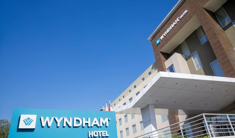 undefined Wyndham Santiago Aeropuerto 10