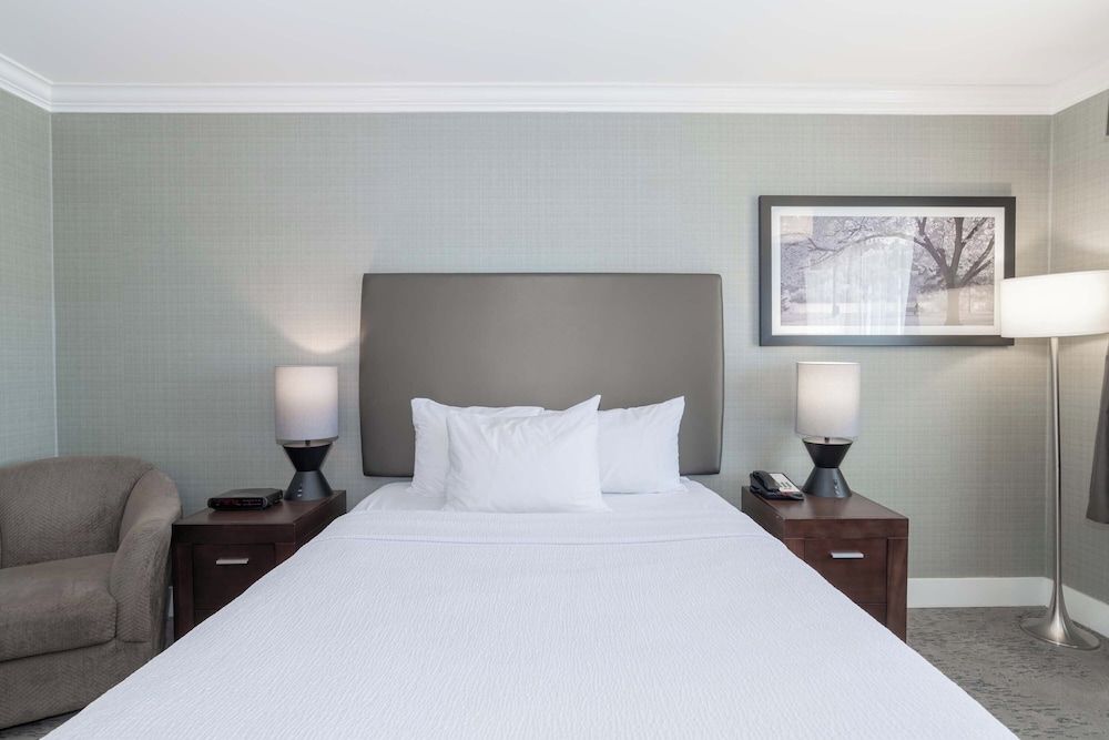 Sandman Hotel Saskatoon Accessible Room, 1 Queen Bed 2