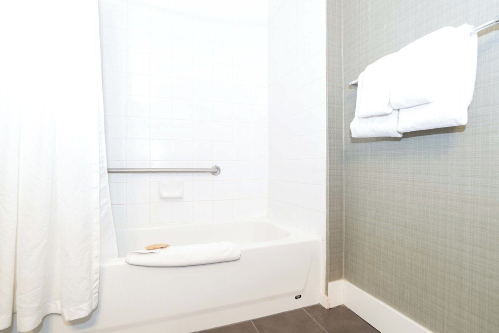 Sandman Hotel Saskatoon Accessible Room, 1 Queen Bed 4