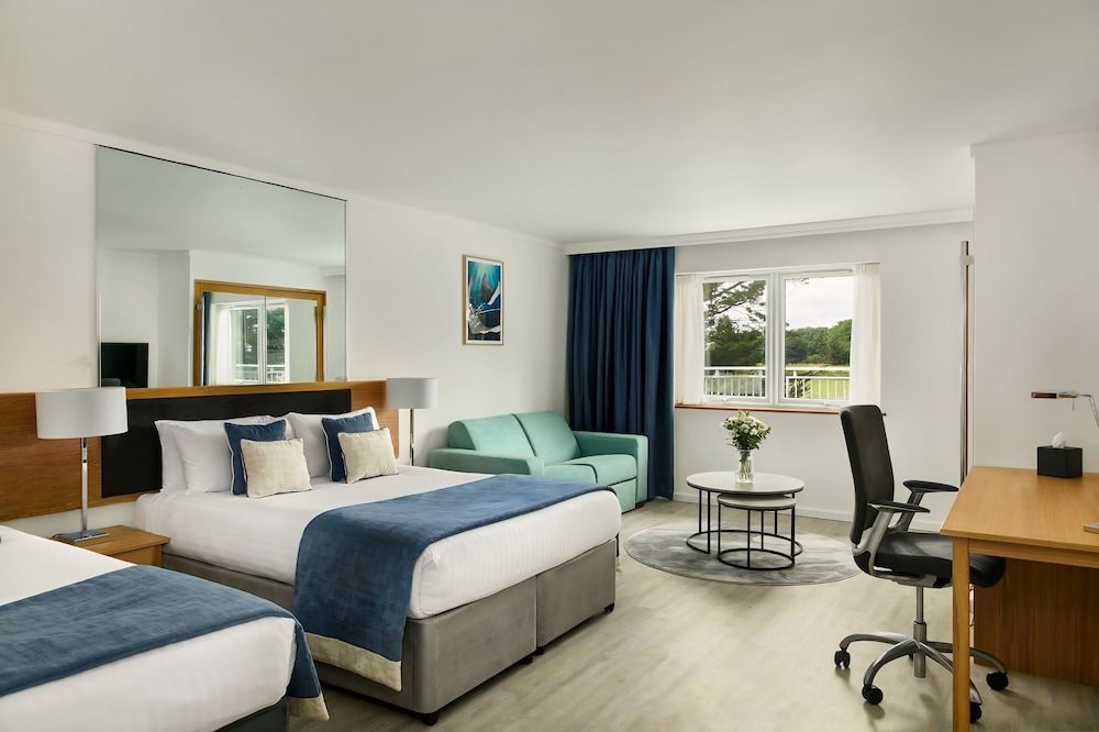 The Langstone Quays Superior Triple Room, Multiple Beds 2