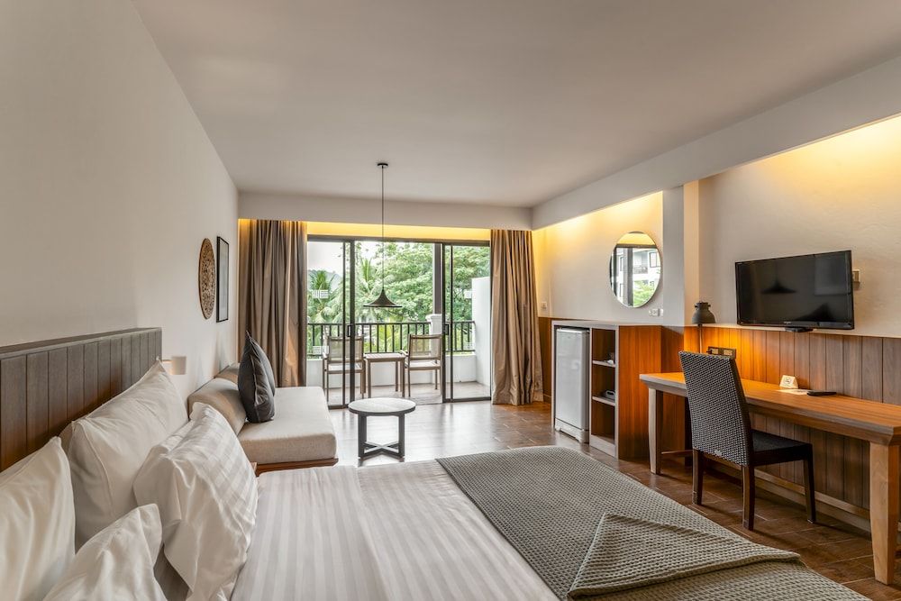 Grand Room, Pool View (Deluxe)
