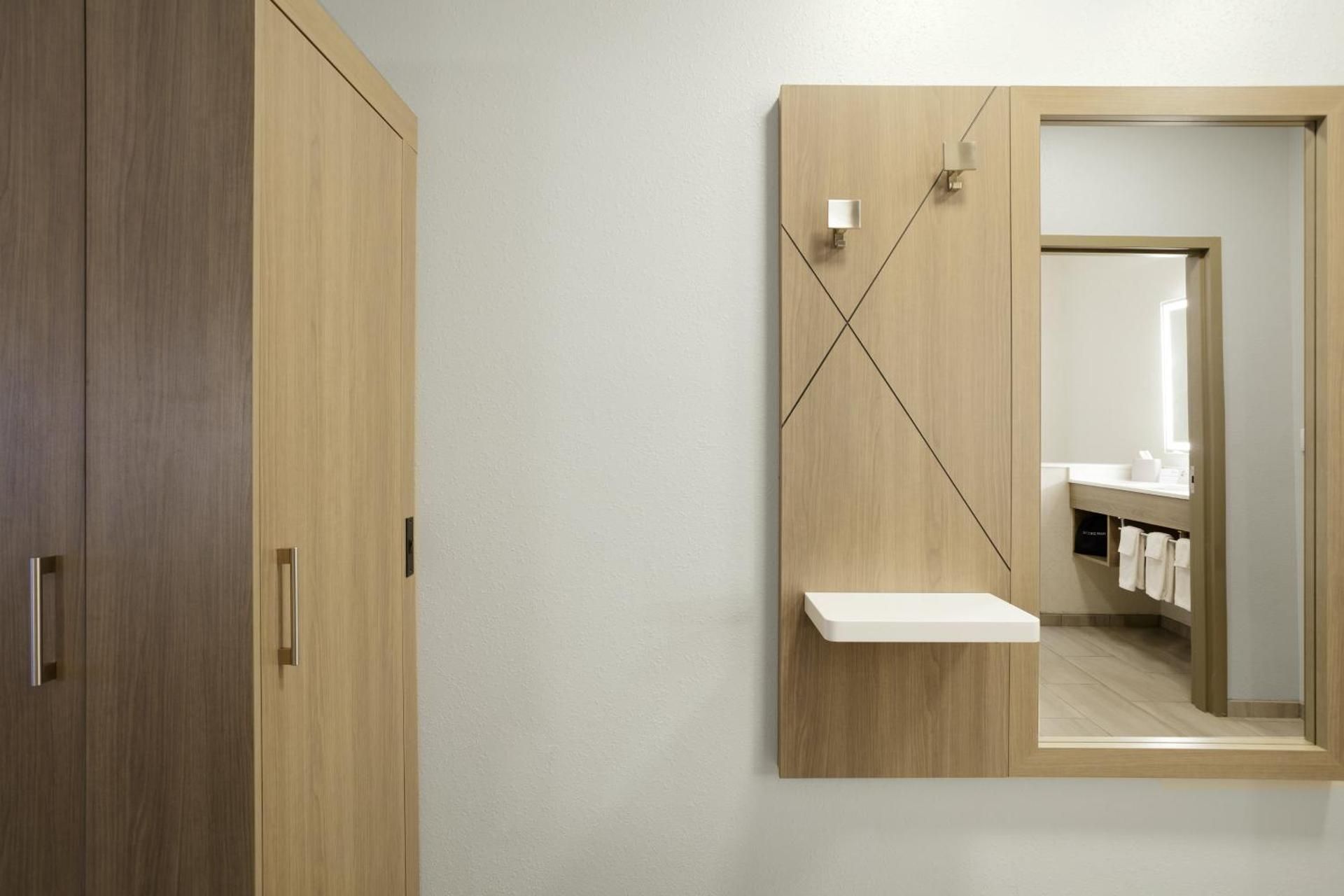 Standard King Room with Mobility Accessible Tub