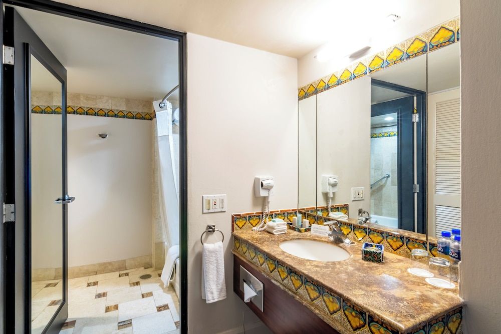 Hotel Lucerna Culiacan Deluxe Room, 1 King Bed 6