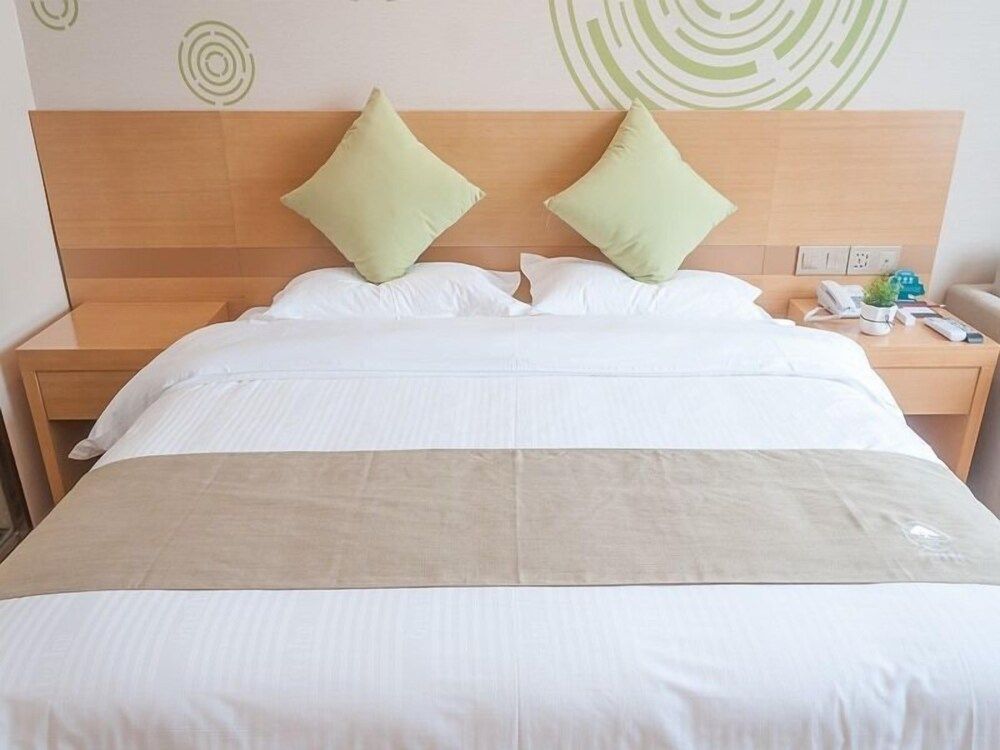 Queen Room, 1.8m bed  Aisle window