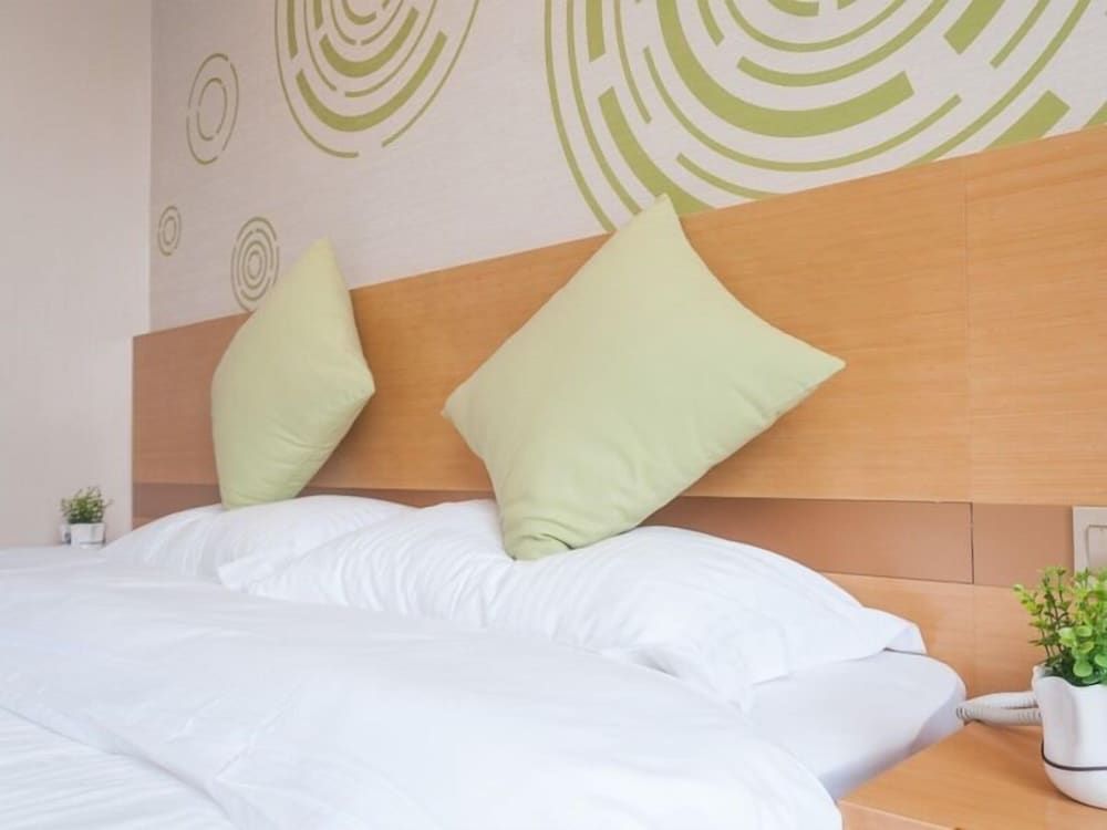 Queen Room, 1.8m bed  Aisle window