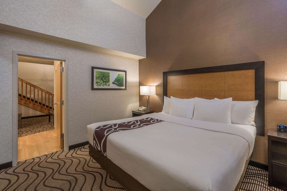 Suite, 1 King Bed with Sofa bed, Non Smoking, Jetted Tub (Loft)