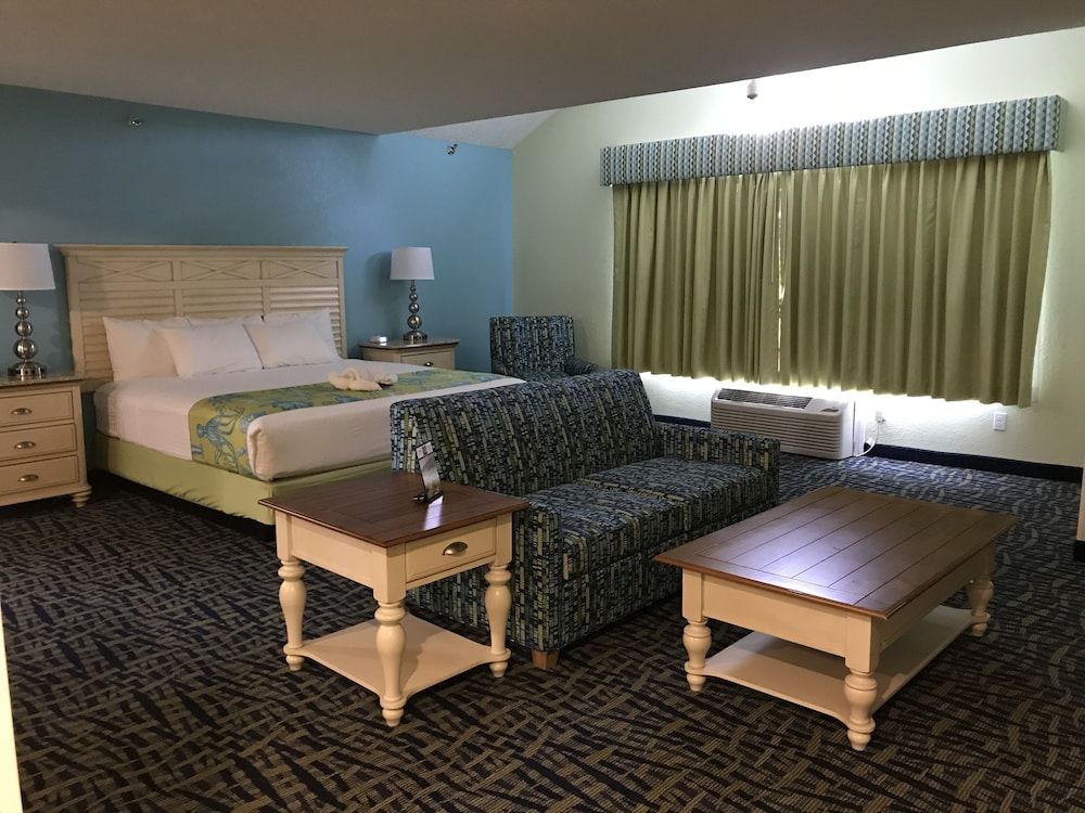 Room, Multiple Beds (2 king beds, 2 bathrooms, no view)