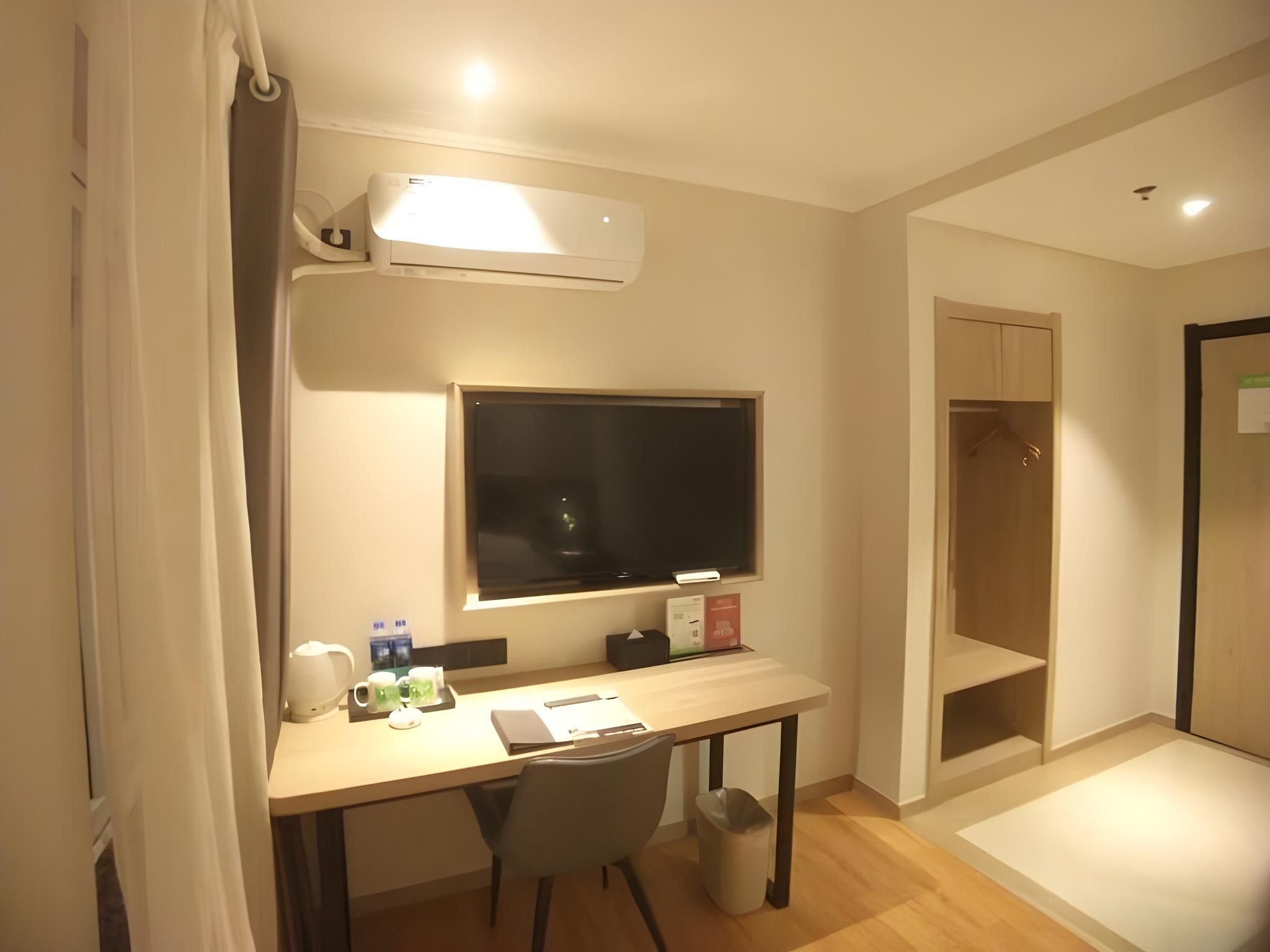 GTR - One 1.5M Bed Guest Room with Aisle window