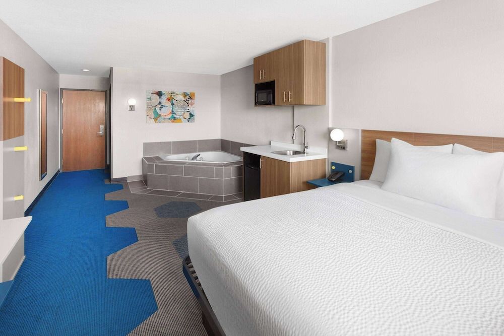 Suite, 1 Queen Bed, Non Smoking, Jetted Tub