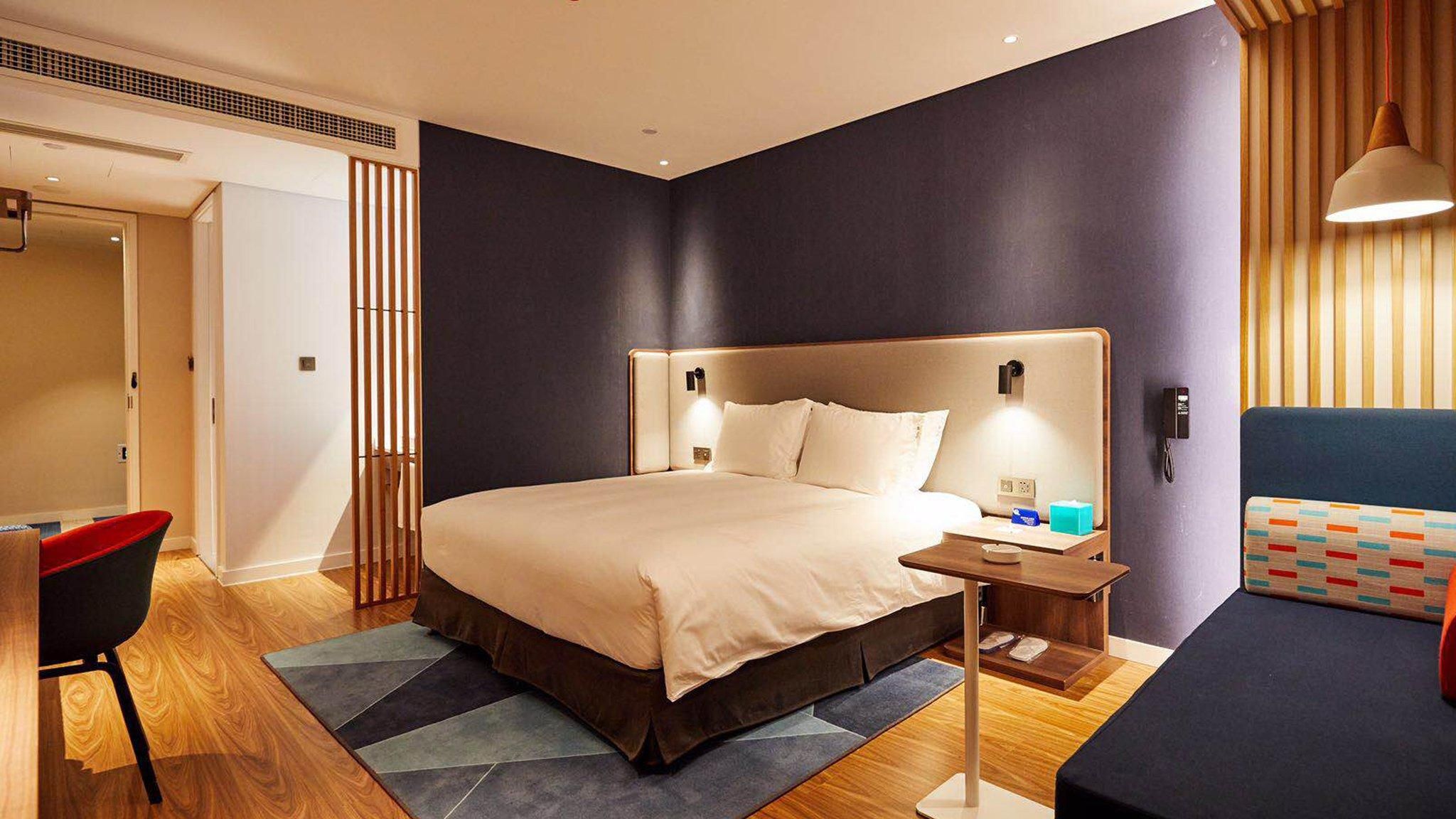 1 King Standard High Floor