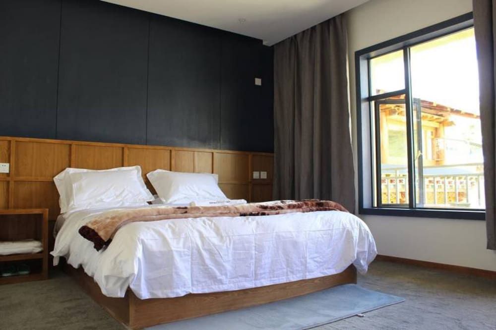 Shangri-La Youyou Inn Comfort Double Room, Garden View 2