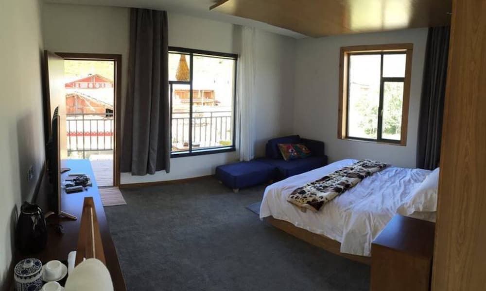 Shangri-La Youyou Inn Deluxe Double Room, Garden View 3