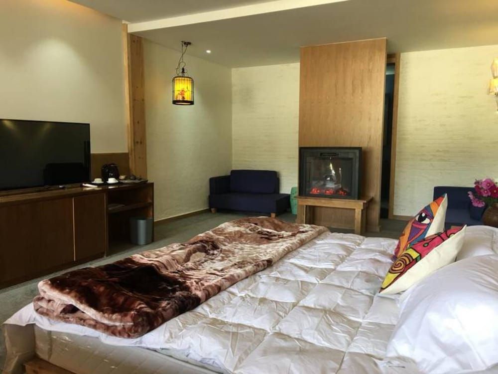 Shangri-La Youyou Inn Deluxe Double Room, Garden View 6