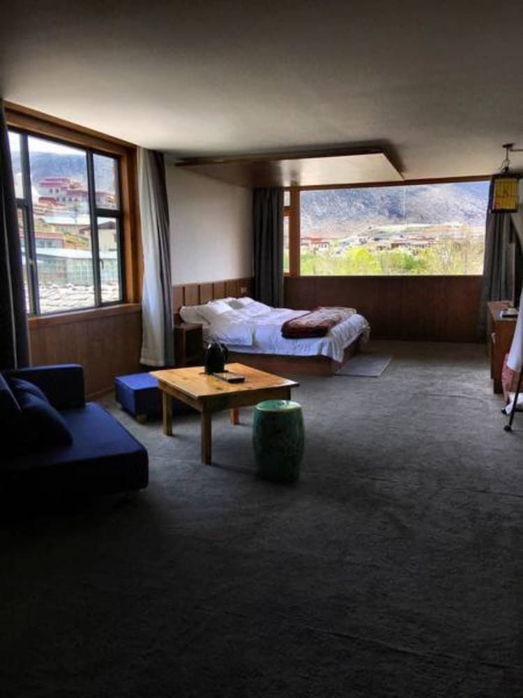 Shangri-La Youyou Inn Comfort Double Room, Garden View 3