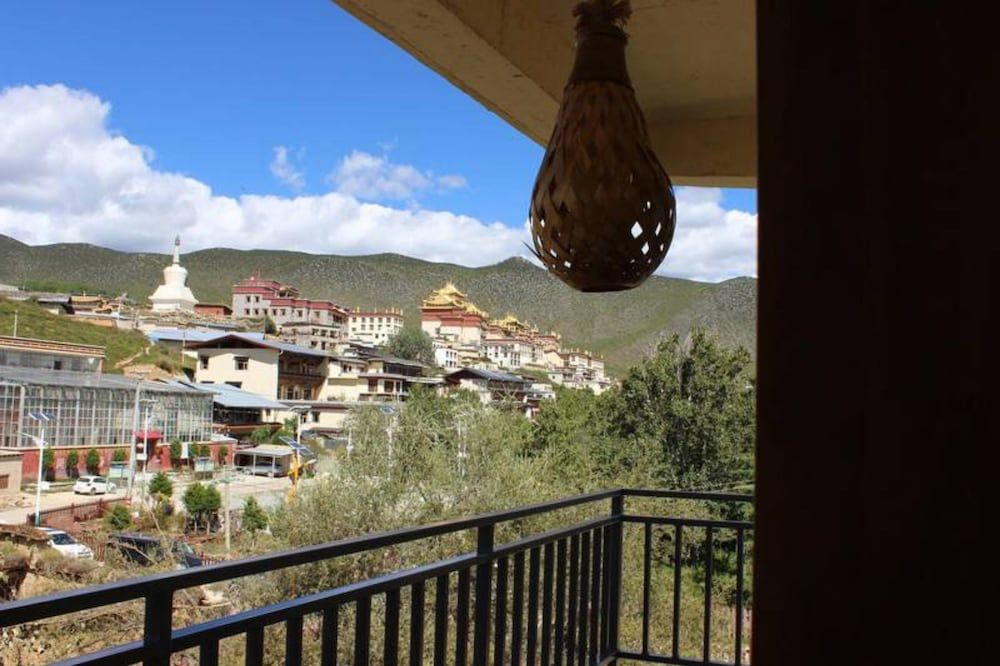 Shangri-La Youyou Inn Deluxe Double Room, Garden View 5