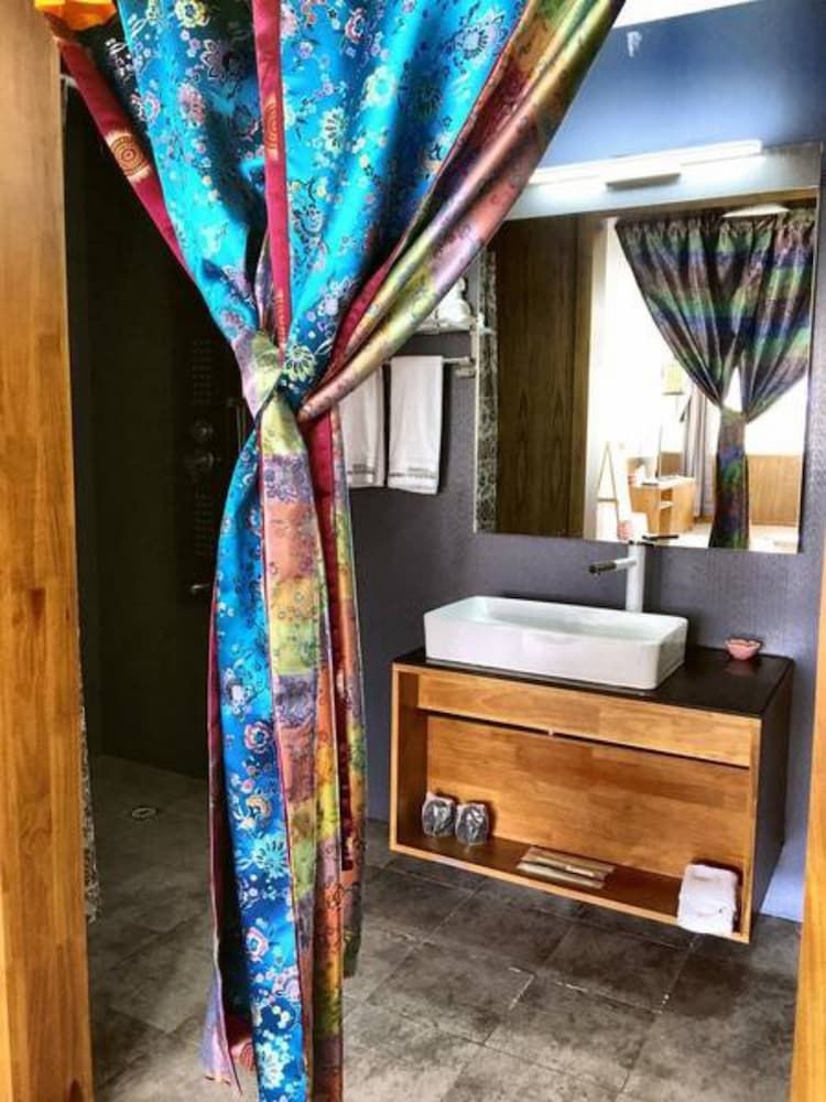 Shangri-La Youyou Inn Deluxe Double Room, Garden View 7