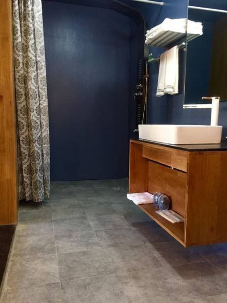 Shangri-La Youyou Inn Deluxe Double Room, Garden View 8