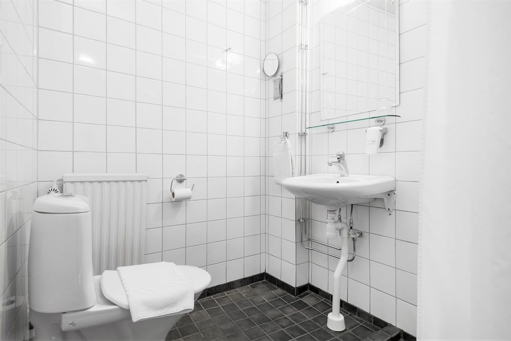 Hotel Concordia Economy Twin Room, 1 King Bed 4