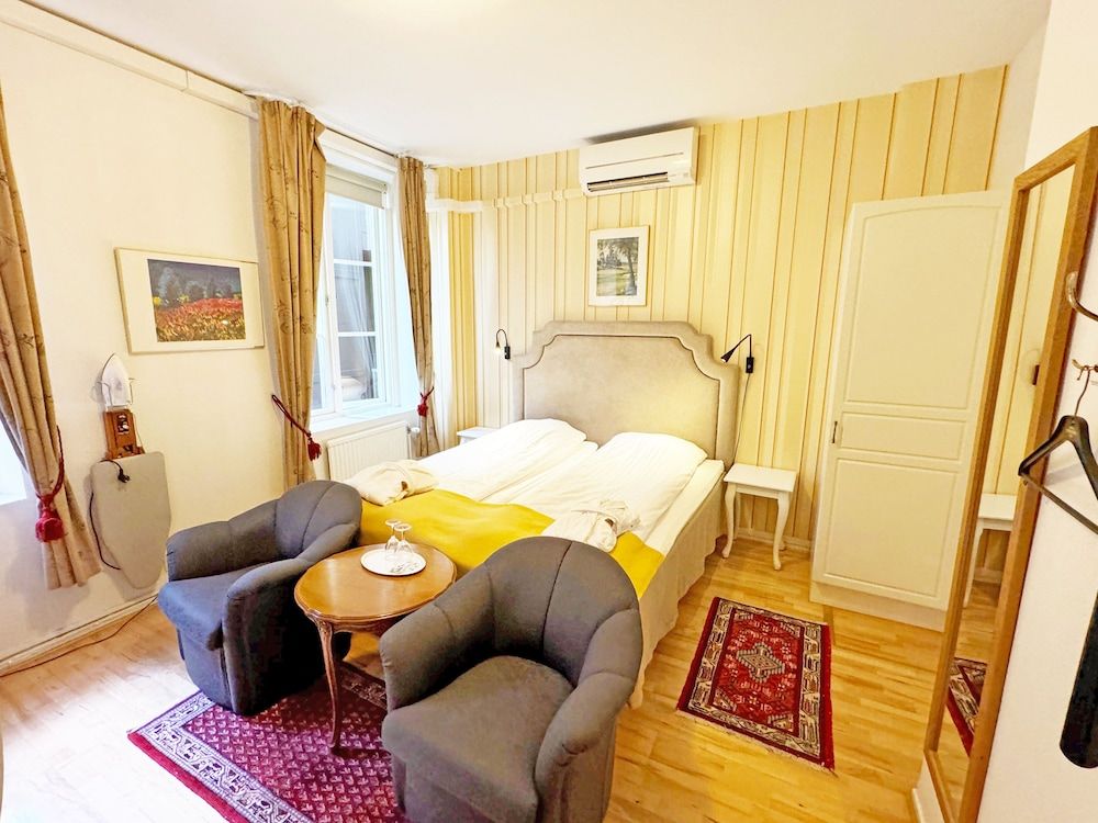 Hotel Concordia Economy Twin Room, 1 King Bed 3