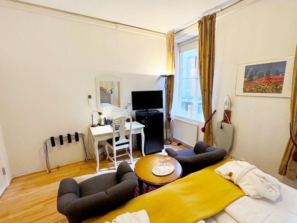 Hotel Concordia Economy Twin Room, 1 King Bed 2