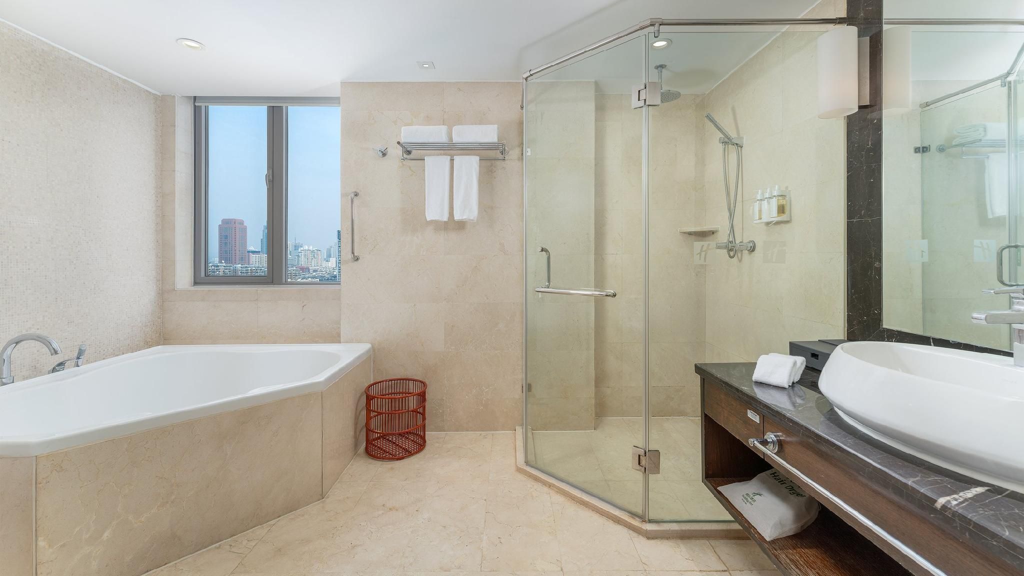 1 King 1 Bedroom Suite With Living Area