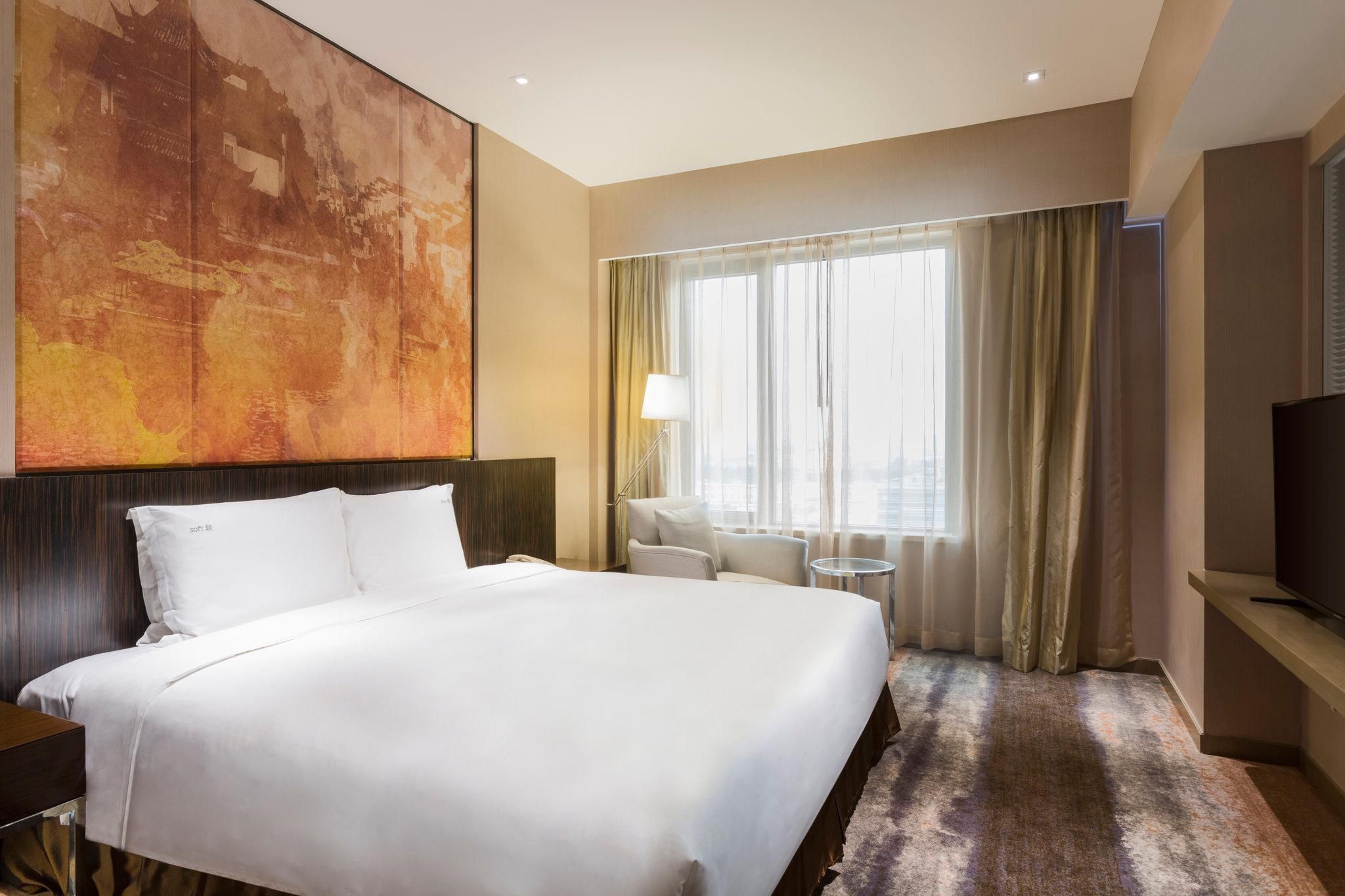 1 King Bed Standard Club Floor Non Smoking