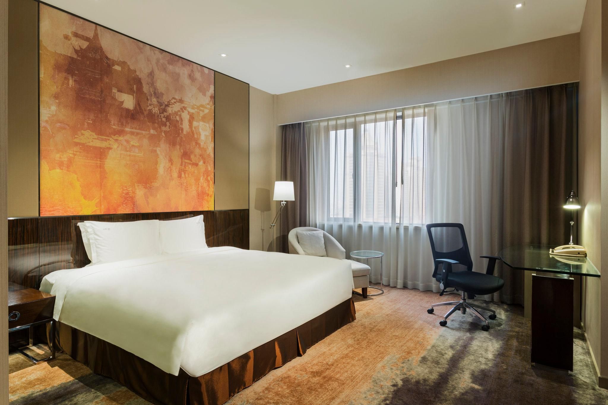 1 King Bed Premium Club Floor Non-Smoking