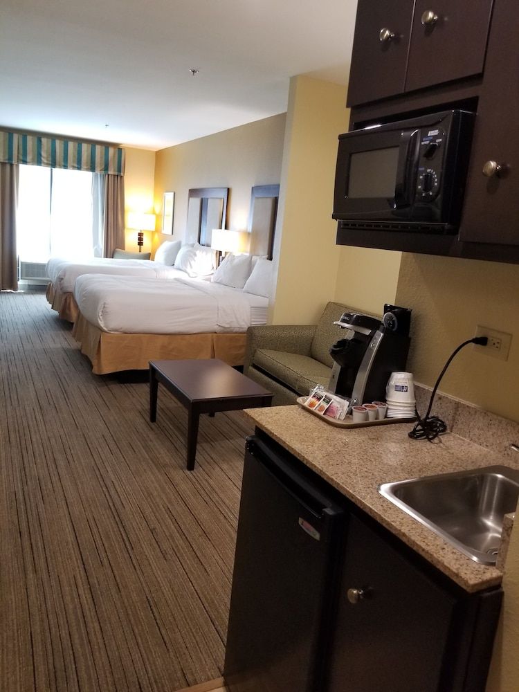 Suite, 2 Queen Beds (Extra Floor Space)