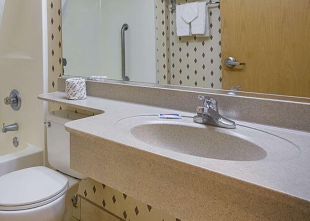 Motel 6 Bernalillo, NM Standard Room, 1 Queen Bed, Accessible, Smoking 4