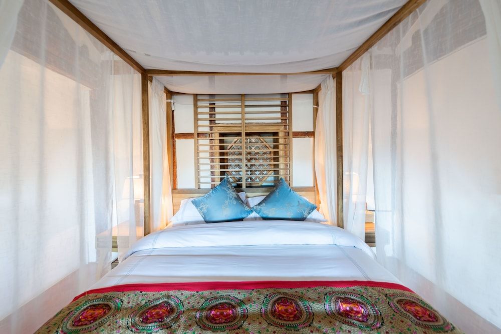 Dali Old Courtyard Boutique Inn Luxury Suite, Bathtub, Courtyard View 2