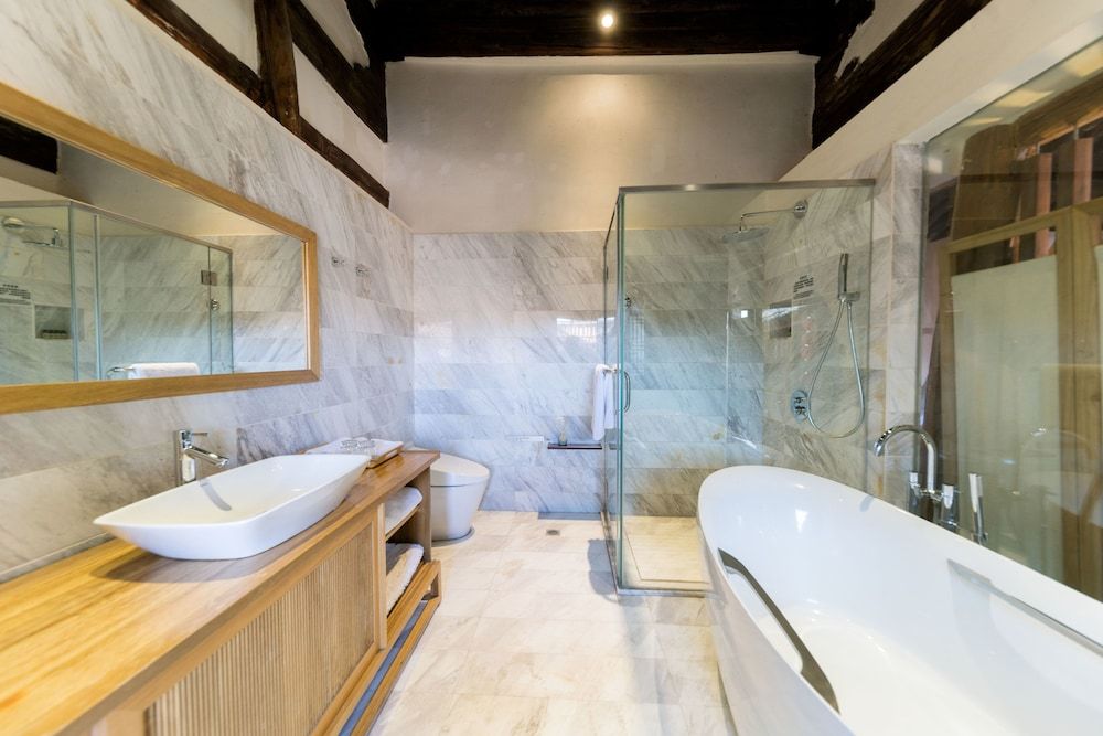 Dali Old Courtyard Boutique Inn Luxury Suite, Bathtub, Courtyard View 8