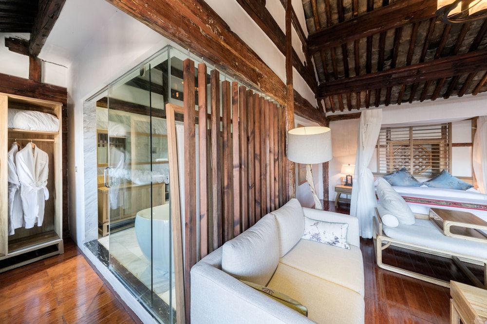 Dali Old Courtyard Boutique Inn Luxury Suite, Bathtub, Courtyard View 11